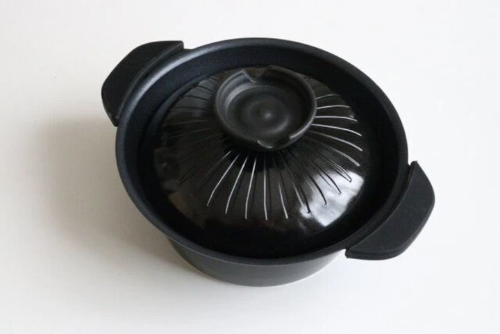 ダイソー 土鍋風アルミ卓上鍋（黒、IH対応、シリコーンカバー付）