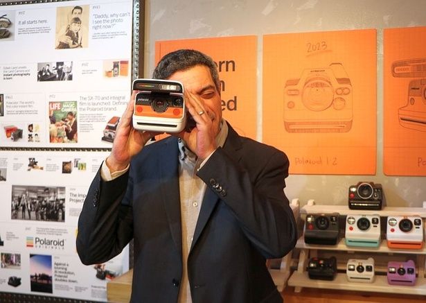 カメラを構えて写真撮影に応じるDan Dossaさん