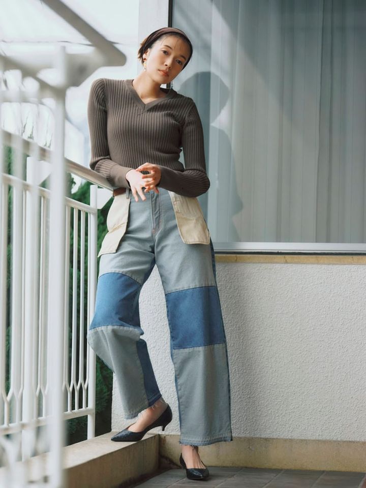裏返したり、パーツごとに生地を切り替えたようなリメイクデザインが個性を放つデニムが主役。合わせるアイテムは上品シンプルに徹して、洗練された佇まいに。リメイクデニムパンツ￥38,500（ジェーン スミス／シップス インフォメーションセンター） プルオーバー￥28,600（ザ シンゾーン／シンゾーン ルミネ新宿店） ベルト￥990（ジーユー） ヘアバンド￥2,530（アネモネ／サンポークリエイト） 別注ピアス￥29,700（レヴェンス／RHC ロンハーマン） パンプス￥59,400（ネブローニ／ピモンテ）