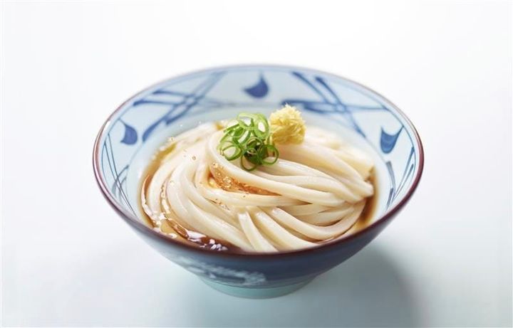 丸亀製麺の「ぶっかけうどん」ねぎとおろししょうがが乗っている