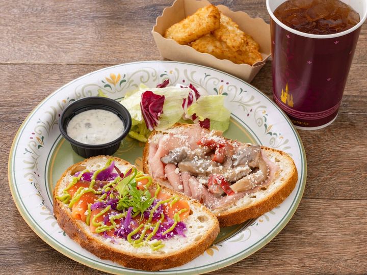 スモープロー(ローストビーフ、スモークサーモントラウト、レムラードソース)