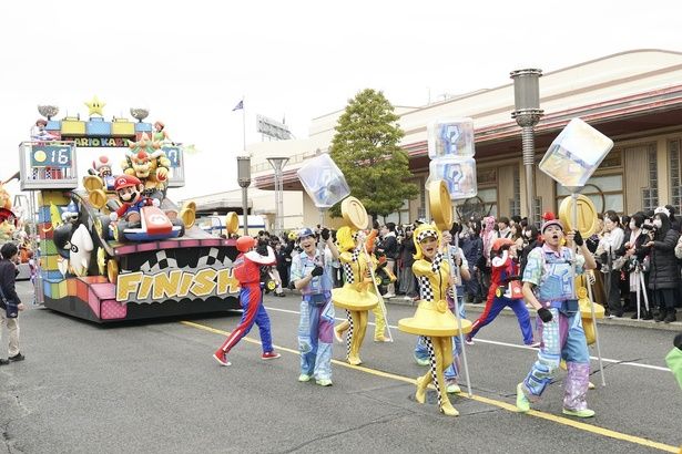 クリスタルカラーのハテナブロックがレインボーロードを彩る