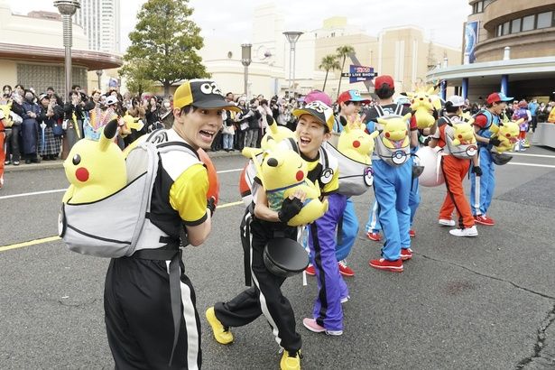 背中のピカチュウ、見て〜！