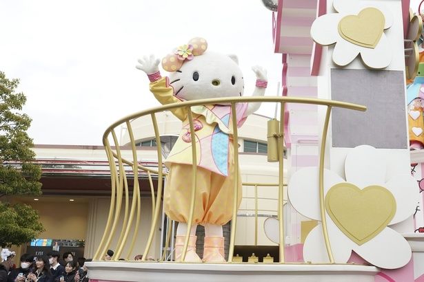 ミミィったらかわいすぎ。袖やフリルが技アリなトップスは幾何学模様