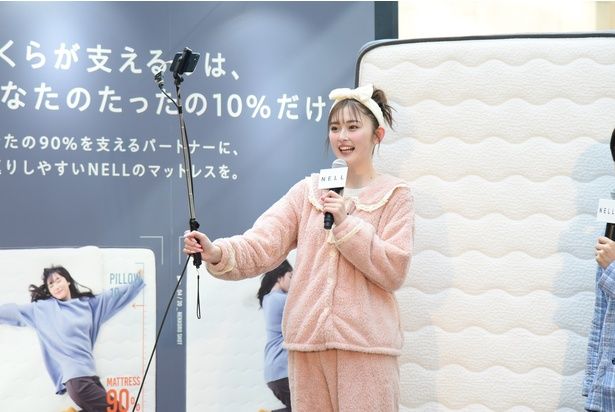 自撮り棒を手に「寝っころプリ」を体験することに… 撮影：ソムタム田井