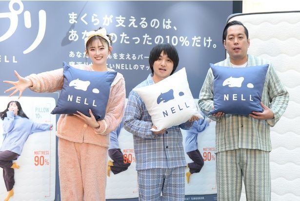 パジャマ衣装で登壇し、トークを繰り広げたゆうちゃみさん(左)と、エバースの佐々木隆史さん(中央)、町田和樹さん(右) 撮影：ソムタム田井