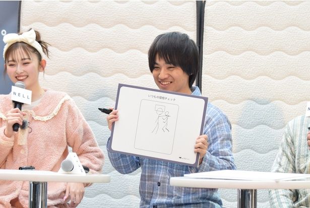 佐々木さんの回答は「女性を腕枕しながら寝ています」とのことだが… 撮影：ソムタム田井