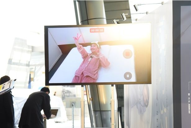 「寝っころプリ」体験中のゆうちゃみさん 撮影：ソムタム田井