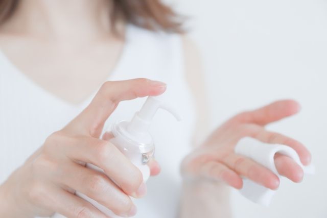 コットンにリムーバーを出すイメージ 美容液 化粧水