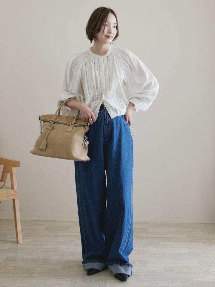 2026春大人女性おすすめワイドデニム白ブラウスコーデ