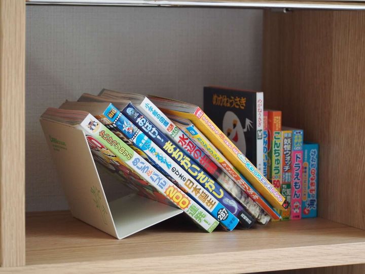 絵本の入った本棚