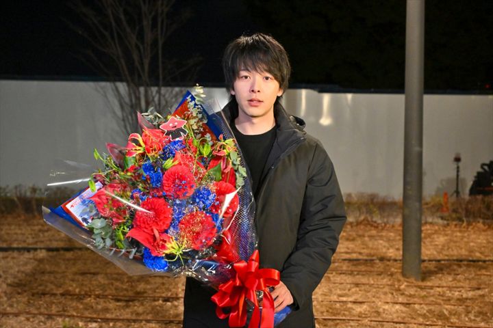 ドラマ『DREAM STAGE』のクランクアップを迎えた中村倫也 （C）TBS width=