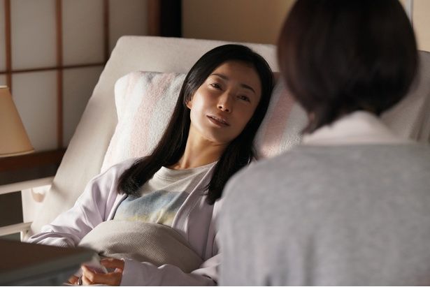 息子の幸せを一番に願う、難病を抱える母、美咲(菅野美穂) [c]2026映画『90メートル』製作委員会