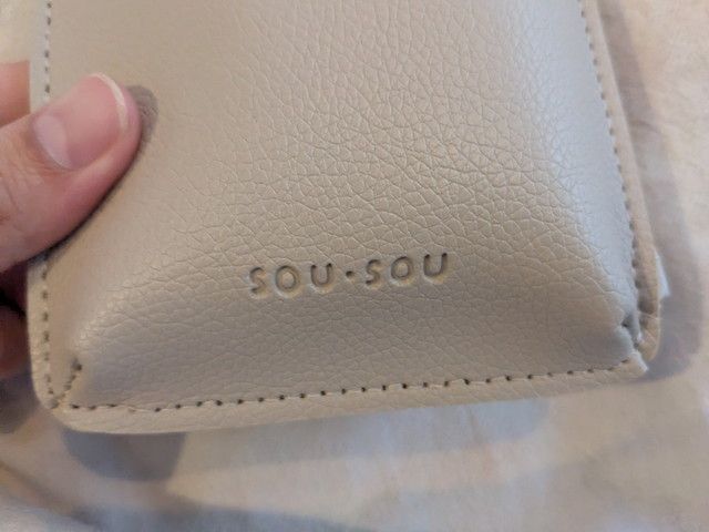 SOU・SOU レザー調スマホポシェット ロゴ