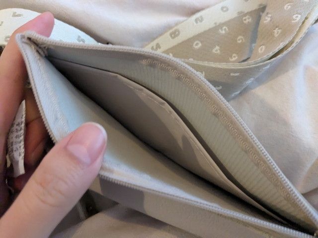 SOU・SOU レザー調スマホポシェット 内側ジップポケット