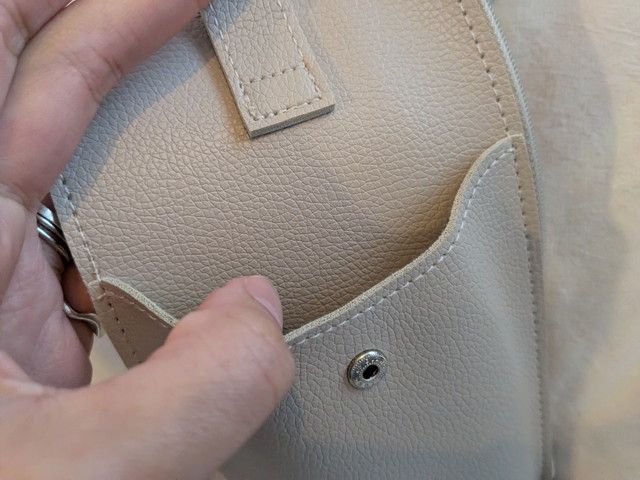 SOU・SOU レザー調スマホポシェット フラップ内側ポケット