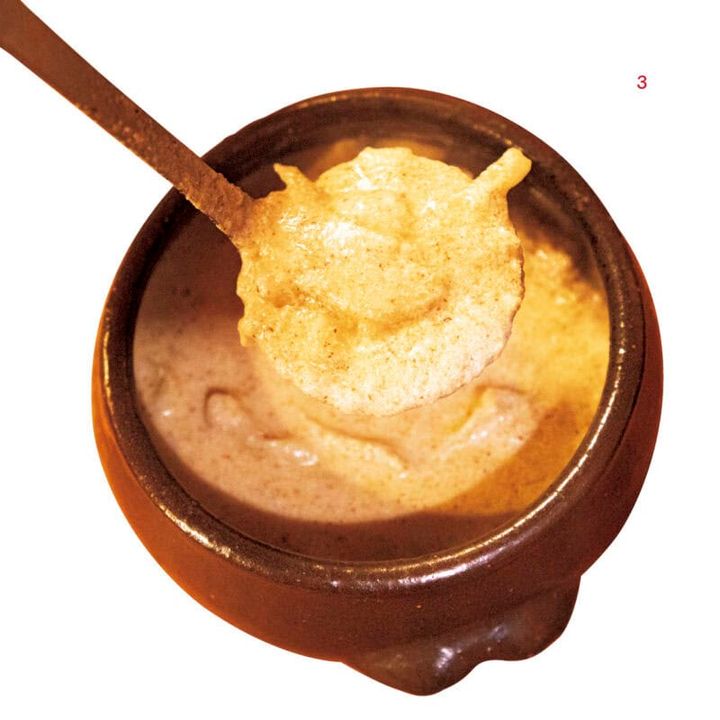 2･3.スープのなめらかな口当たりにほっこり。ハンアリという韓国らしい壺に入っていて、熱を逃がさず長く温かさをキープしてくれる。スジェビ以外にもネギのチヂミやつぶ貝の和え物も人気。