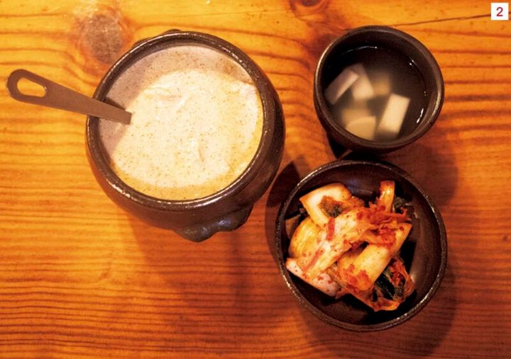 2･3.スープのなめらかな口当たりにほっこり。ハンアリという韓国らしい壺に入っていて、熱を逃がさず長く温かさをキープしてくれる。スジェビ以外にもネギのチヂミやつぶ貝の和え物も人気。