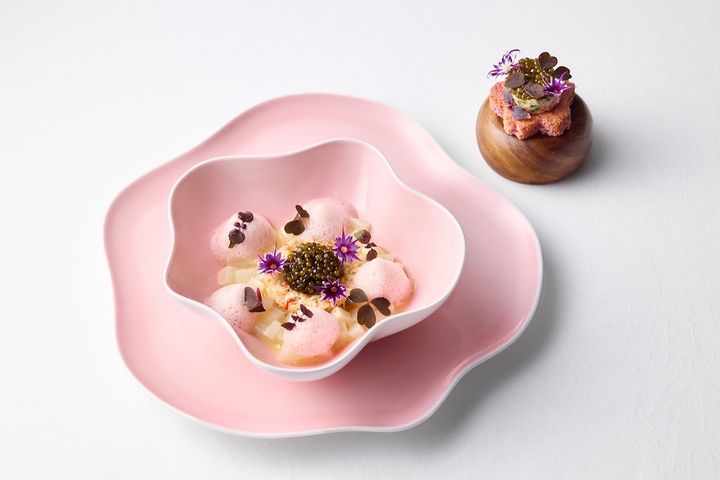 「ホワイトアスパラガスのロワイヤル 蟹とキャビア 桜のトースト」※「Menu SAKURA ディナーコース」のみ提供