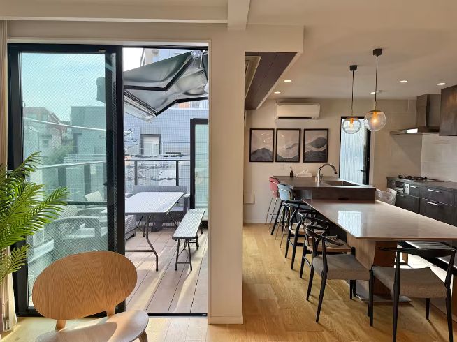ダイニングキッチンとバルコニー／Photo：Airbnb