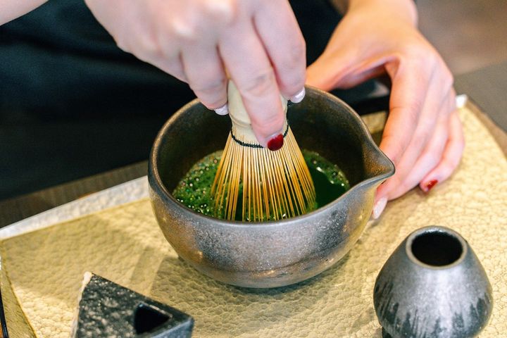 抹茶をたてる様子