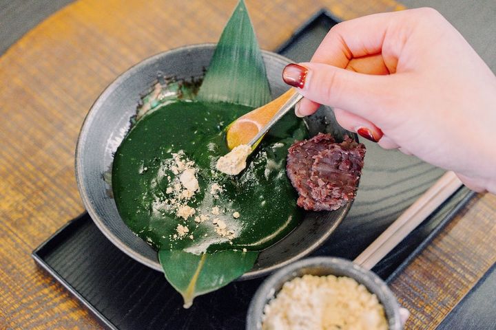 きなこをかける様子