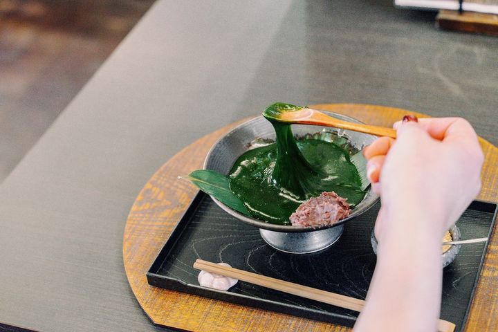 温わらび餅をすくいあげる様子