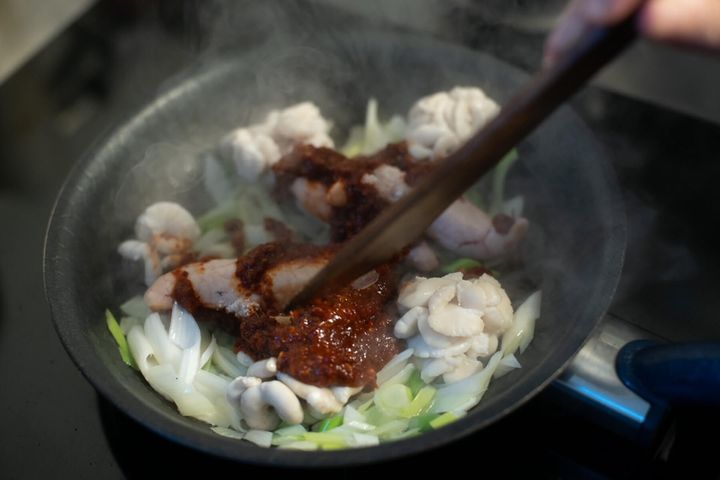 白子とたらこをやさしく炒める