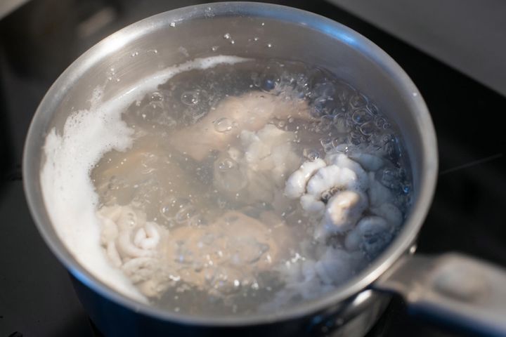 具材を下ゆでする