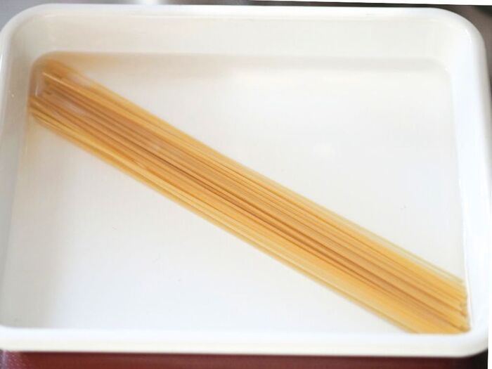 パスタを水に漬けるだけで…！？乾麺パスタが生パスタに大変身。驚くほどもちもち食感に♪