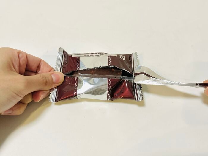 チョコパイ食べる時はこう開けて♡ボロボロこぼれずにキレイに食べる裏ワザ！