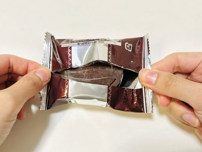 チョコパイ食べる時はこう開けて♡ボロボロこぼれずにキレイに食べる裏ワザ！