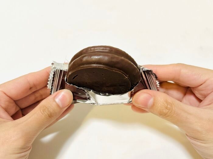 チョコパイ食べる時はこう開けて♡ボロボロこぼれずにキレイに食べる裏ワザ！