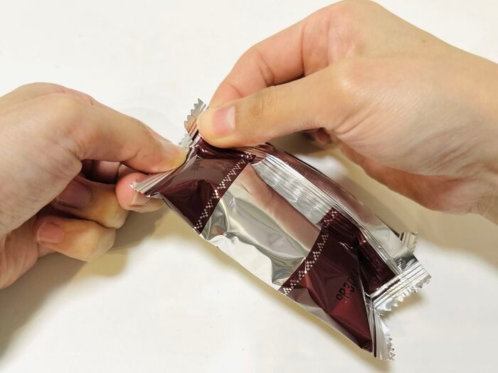 チョコパイ食べる時はこう開けて♡ボロボロこぼれずにキレイに食べる裏ワザ！