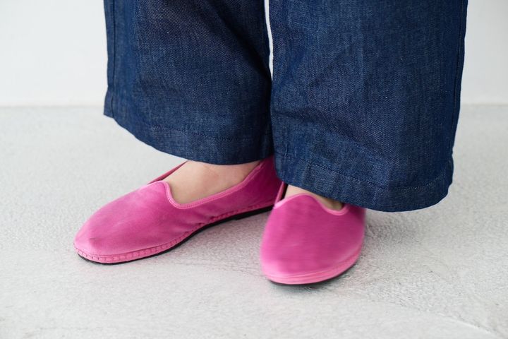 ゆべしさん着用、無印良品のデニムパンツにSciusciàのピンクシューズを合わせた足もと