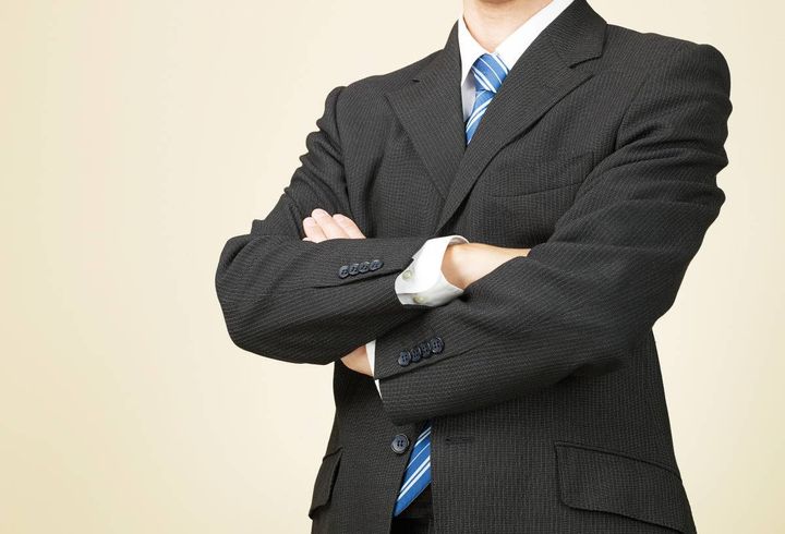 腕組みをする人