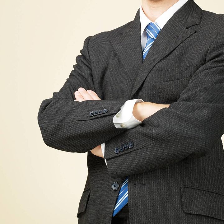 腕組みをする人