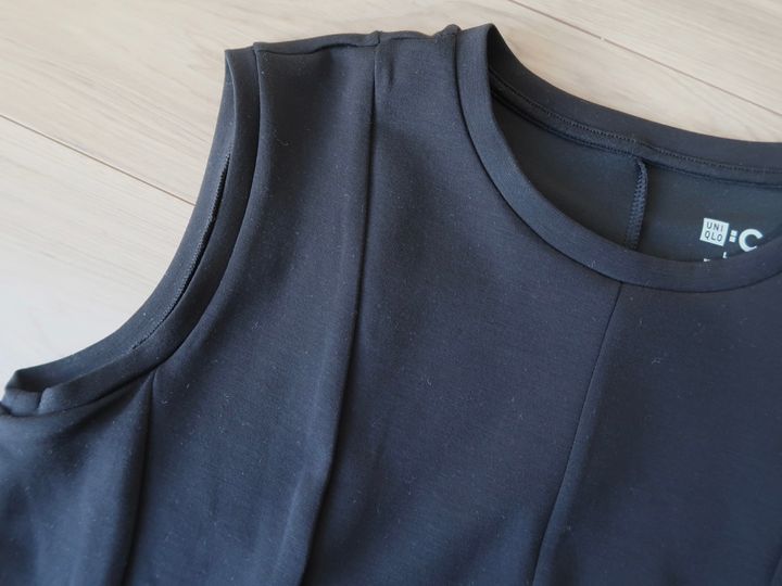 首もとが詰まったクルーネックできれいめにも着られます