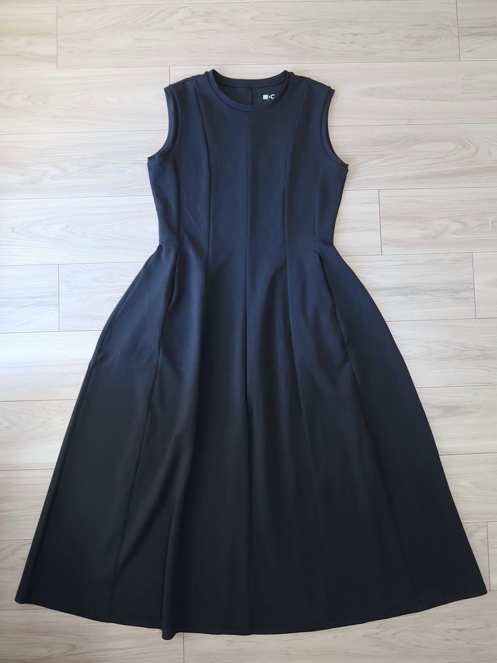 ユニクロ フィットアンドフレアワンピース／ノースリーブ 4990円（税込）