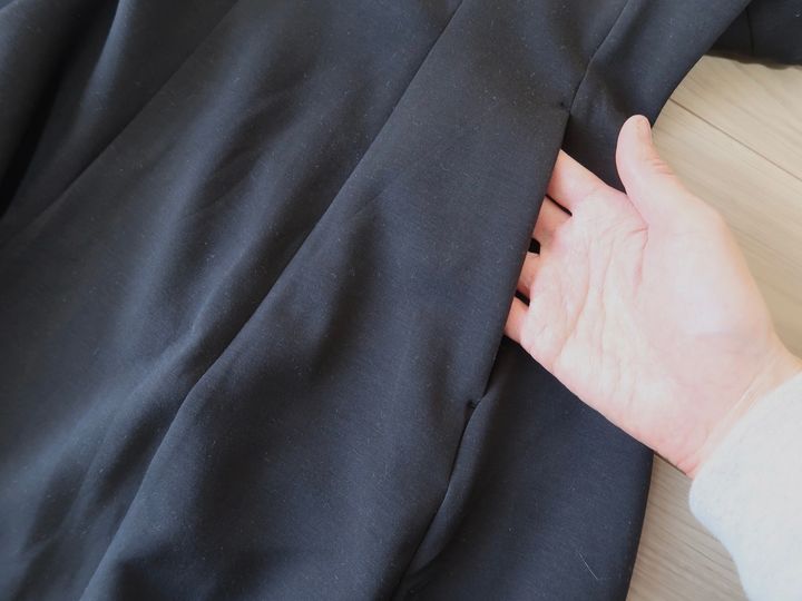 フィット感のあるワンピースには珍しいポケットもついています