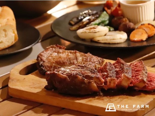 ボリュームたっぷりの1ポンドストリップロインのビーフステーキがメインの定番BBQセット