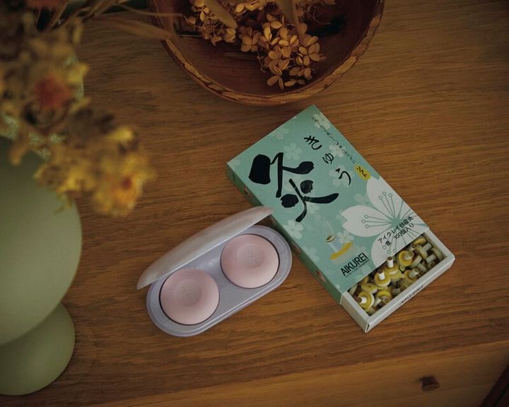 左：火を使わないデジタル温灸器。ボタンひとつで気になる部分を手軽に温める。フェムオンテック 温灸9900円（アテックス） 右：通気穴から温熱とよもぎ成分がツボに浸透。約41度のソフトな温度で、お灸がはじめての人に最適。アイクレイ台座灸 泉 100個入 1080円（アイクレイ）