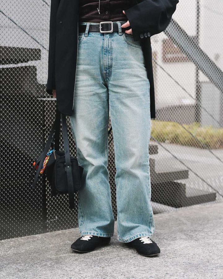 春を感じる“デニムパンツ”ルック5選。定番アイテムこそ着こなしで個性的に【TOKYO SNAP】