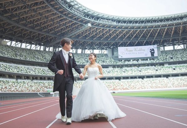 【東京都新宿区】ワタベウェディングが、MUFGスタジアム(国立競技場)でウェディングフォトを実施