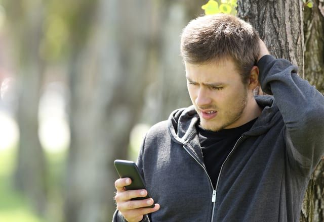 返信めんどうだな…。男性が「既読無視」する女性からのLINEとは