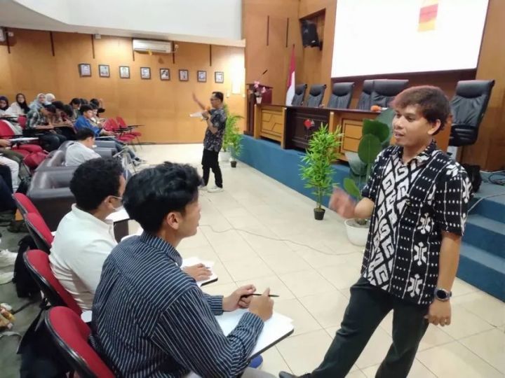 自己紹介の内容の書き方について説明を受ける学生