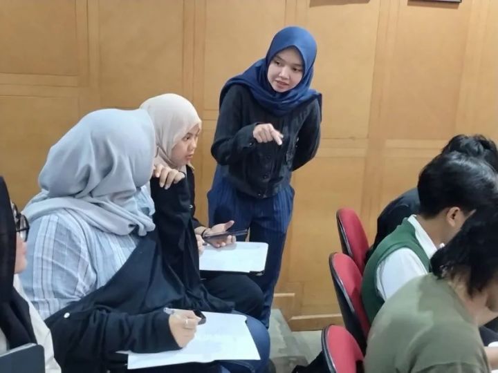 年齢の書き方について説明を受ける学生