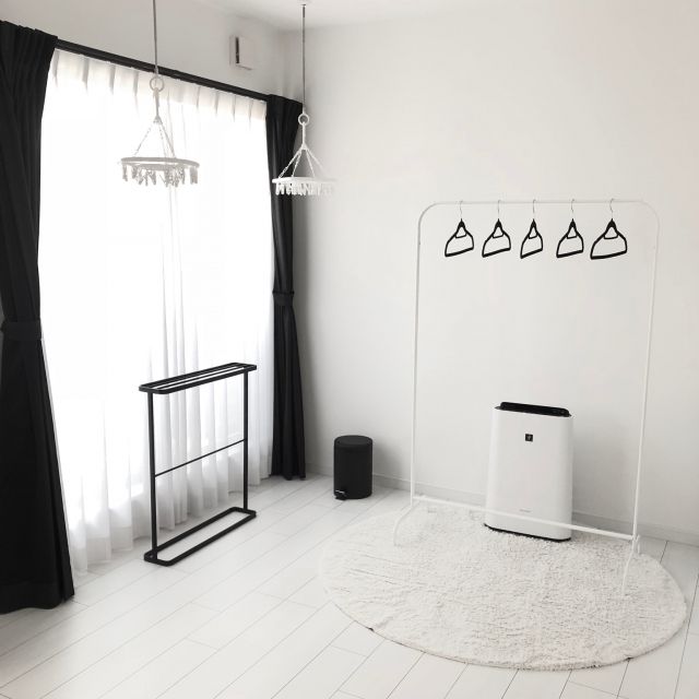 部屋干しのアイテムが並ぶ部屋