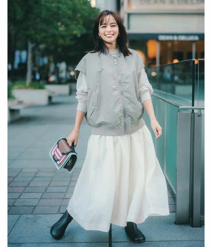 加藤ローサ ミリタリーベスト 白スカート コーデ