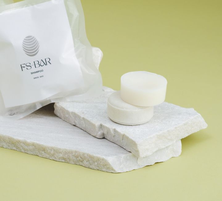 FS-BAR「シルクコンディショナーバー」（上）「・弱酸性シャンプーバー」（下）プロが認める、髪と地球コンシャスな逸品。